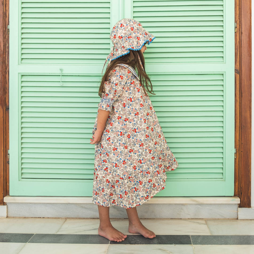 Fustan me krahë të shkurtra dhe lule