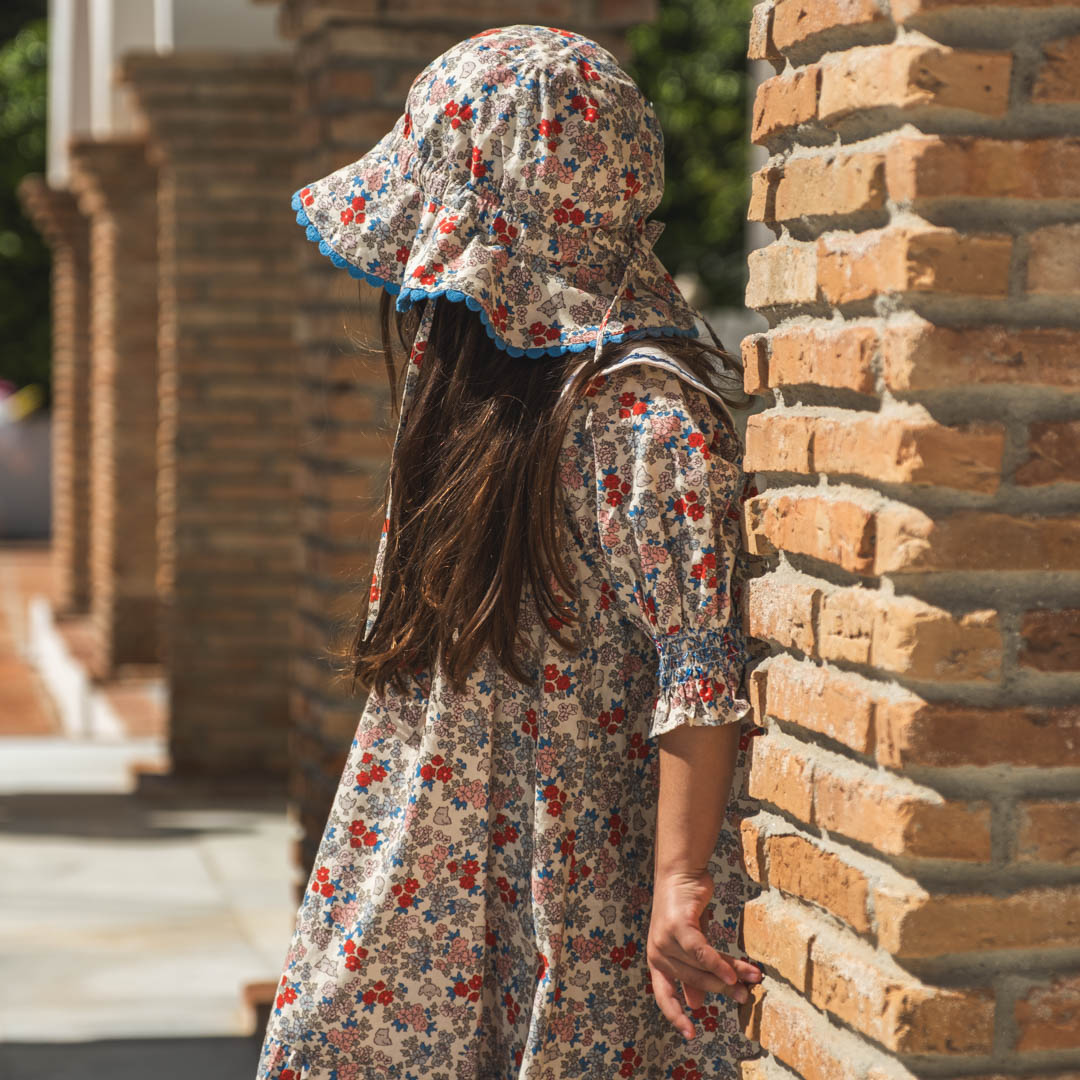 Fustan me krahë të shkurtra dhe lule