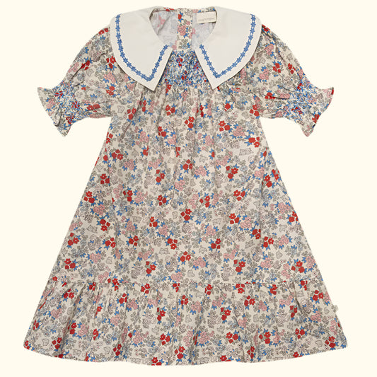 Fustan me krahë të shkurtra dhe lule