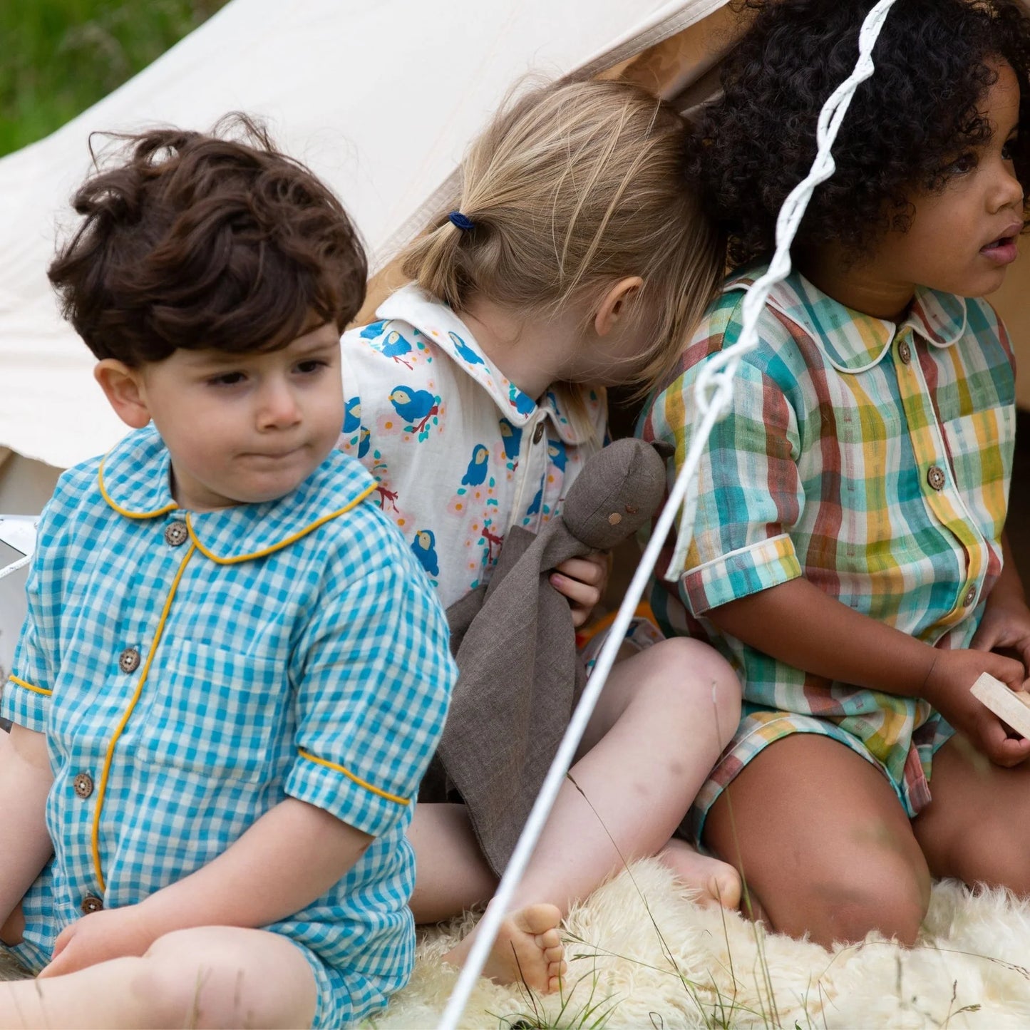 Kostume per vajza dhe djem