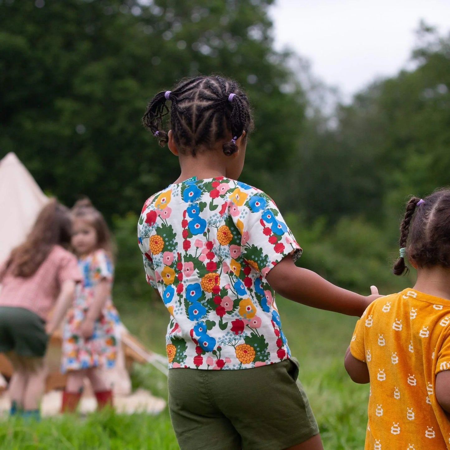 Bluzë Flora and Fauna me Mëngë të Shkurtra